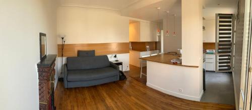 - un salon avec un canapé et une chaise dans l'établissement Montmartre, à Paris