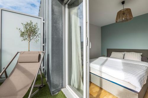 une petite chambre avec un lit et une fenêtre dans l'établissement Charming Terrace Apt Near Paris - Olympics, aux Lilas