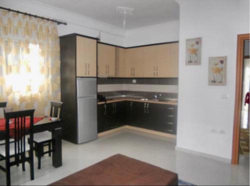 een keuken met een tafel en een eetkamer bij 12th floor one bed apartment in Elbasan
