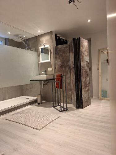y baño con ducha, lavabo y espejo. en Ferienhaus-Auszeitgeniessen, en Heinsberg