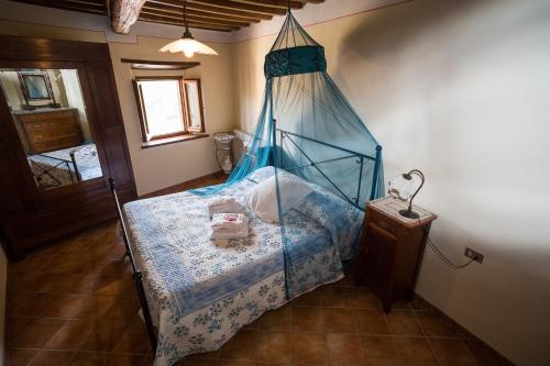 Tempat tidur dalam kamar di Authentic Chianti StoneHouse with Garden&Terrace