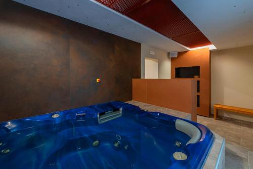 a jacuzzi tub in the middle of a room at Tenuta Il Cicalino in Massa Marittima
