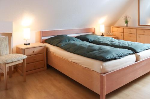 Un dormitorio con una cama con almohadas azules. en Ferienwohnung -Villa Am Stadtpark- Blankenburg mit Balkon und Sauna, en Blankenburg