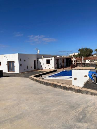 Blick auf ein Gebäude mit einem Basketballplatz in der Unterkunft Rosa de la laguna in Lajares