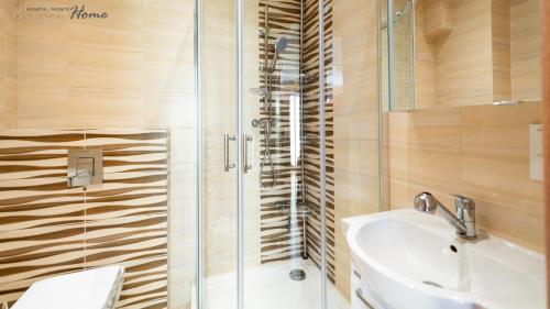 uma casa de banho com um chuveiro, um lavatório e um WC. em Wonder Home - Apartament Górska Panorama z widokiem na uzdrowisko i Góry Izerskie em Świeradów-Zdrój