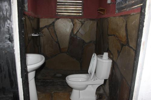 Bathroom sa Red Rocks Rwanda - Campsite Guesthouse
