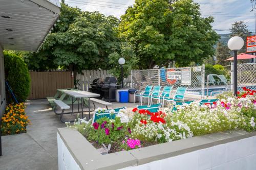 Бассейн в Traveler's Motel Penticton или поблизости