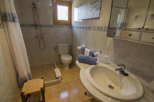 une salle de bain avec un lavabo et des toilettes dans l'établissement Finca Can Confit - Grupo Berna, à Campos