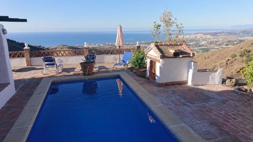 - une piscine bleue avec vue sur l'océan dans l'établissement Meerblick, Pool, 4 Schlafzimmer, 2 Bäder, AirCon, à Caserío Carraspite