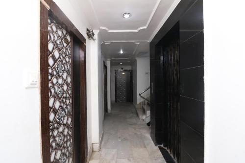 um corredor com paredes em preto e branco e um tecto em OYO Flagship Hotel Novelty Pride em Bankipur