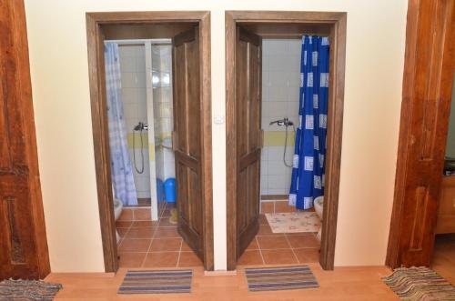 La salle de bains est pourvue d'une douche. dans l'établissement Guest house Jurini Dvori, à Kneževi Vinogradi