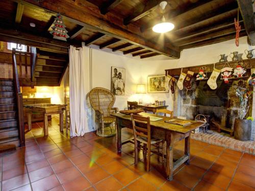 un salon avec une table et une cheminée dans l'établissement Grande maison avec jardin, cheminée et jeux d'enfants, idéale pour des vacances au calme - FR-1-496-95, à Saint-Alban-les-Eaux