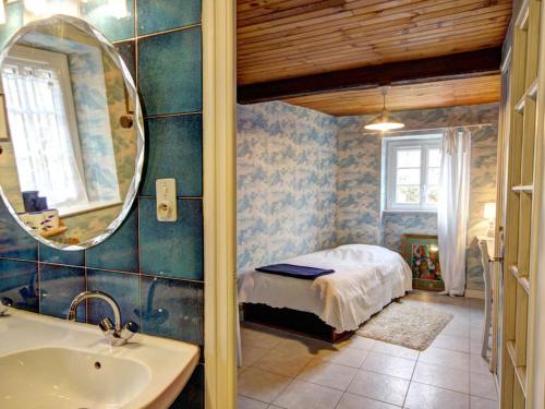 Gîte Saint-Alban-les-Eaux, 7 pièces, 10 personnes - FR-1-496-95 tesisinde bir banyo