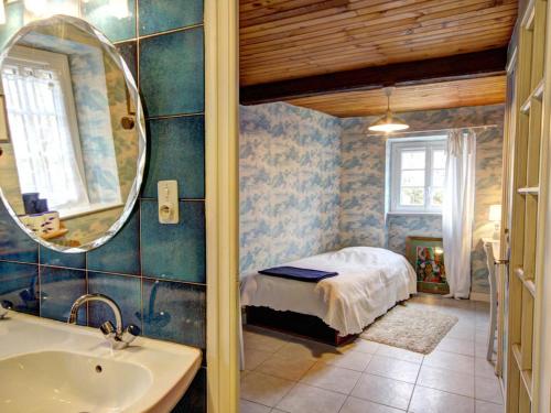 ein Bad mit einem Bett, einem Waschbecken und einem Spiegel in der Unterkunft Gîte Saint-Alban-les-Eaux, 7 pièces, 10 personnes - FR-1-496-95 in Saint-Alban-les-Eaux