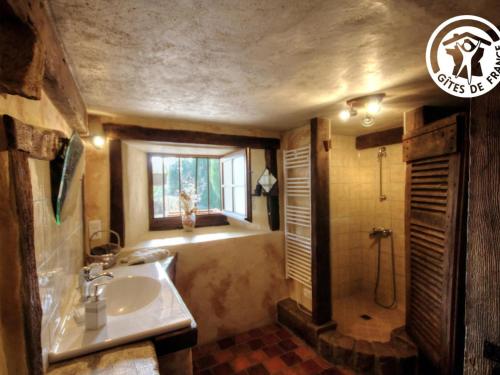 uma casa de banho com um lavatório e um chuveiro em Gîte Chirassimont, 2 pièces, 4 personnes - FR-1-496-137 em Chirassimont
