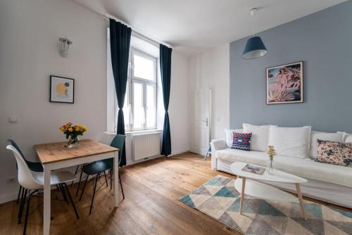 Chic Studio Near Metro & Center by HM