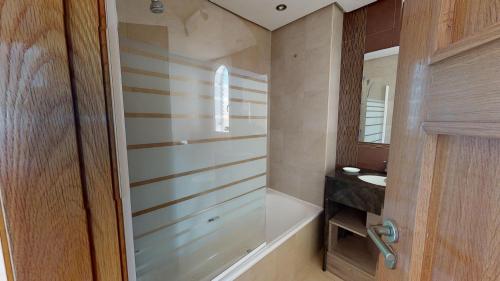 y baño con bañera y lavamanos. en Casa Fresa, A Simply Spanish Rentals Property, en Murcia