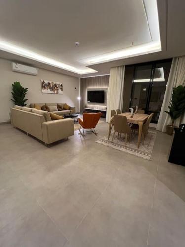 a living room with couches and chairs and a table at شقة انيقة بثلاث غرف نوم in Riyadh