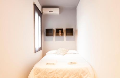 um quarto com uma cama num quarto branco em AB Sagrada Família Comfort em Barcelona
