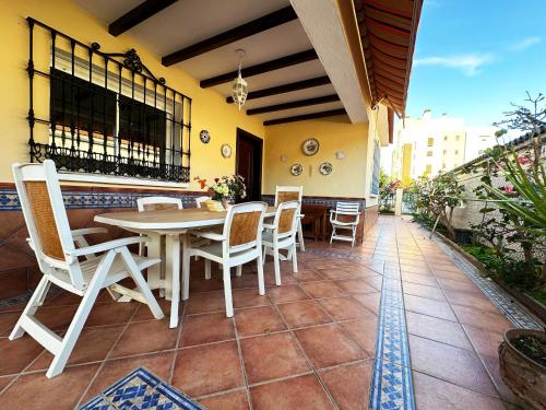 Villa Pepita - Villa for 6 with Private BBQ, Garden and Year-Round Pool - 350 m from the Beach