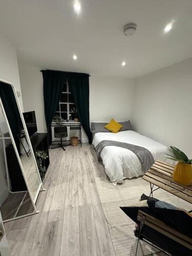 Katil atau katil-katil dalam bilik di Entire One Bedroom Rental Unit in Kent