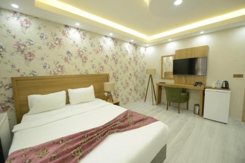 A bed or beds in a room at ADA LİFE SUİT HOTEL VAN