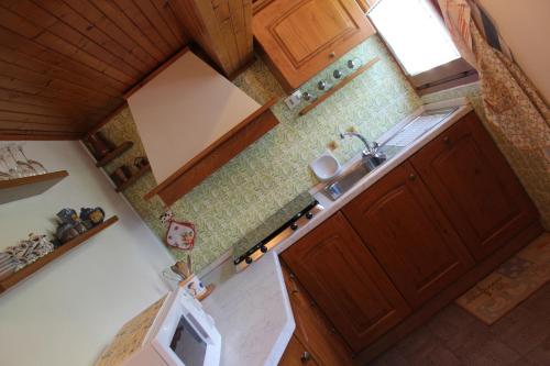 einen Blick über eine kleine Küche mit einem Waschbecken in der Unterkunft Villa Egle in Antronapiana