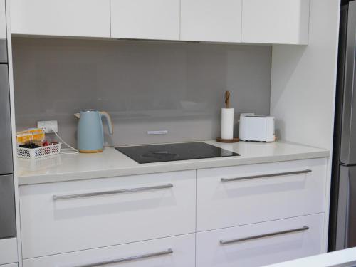 Dapur atau dapur kecil di Luxury Home in Yowie Bay - pet friendly