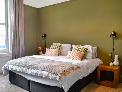 艾爾的住宿－Main Street Flat B - Uk46449，卧室配有一张带粉红色枕头的大床