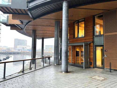 budynek z balkonem z widokiem na wodę w obiekcie The APARTMENTS Company- Frogner w Oslo