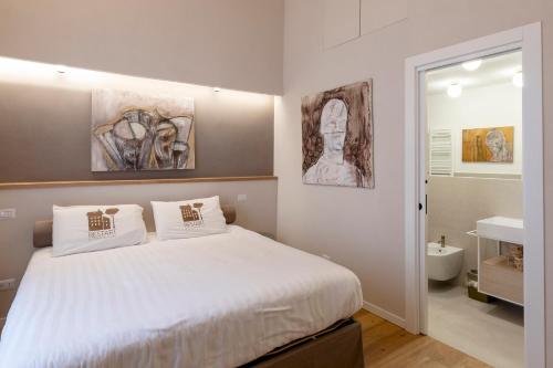 um quarto com uma cama branca e uma casa de banho em Restart Accommodations Rome em Roma