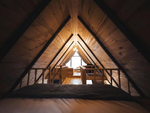 1 dormitorio en una casa del árbol con ventana grande en North Suit Dağ Evi, en Artvin