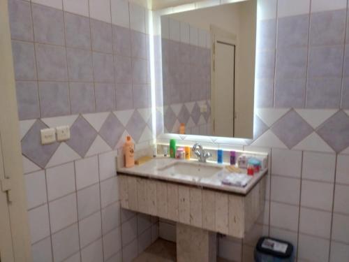 a bathroom with a sink and a mirror at شقق مساكن ابيات للشقق المخدومة in Al Rass