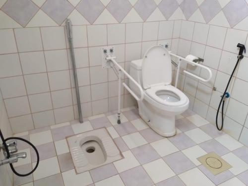 a bathroom with a toilet and a shower in it at شقق مساكن ابيات للشقق المخدومة in Al Rass