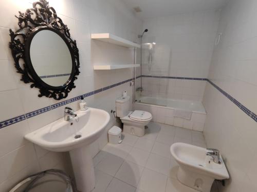 フエンヒロラにあるLas Dalias de Fuengirolaのバスルーム(洗面台、トイレ、鏡付)