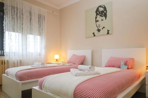 two beds sitting next to each other in a bedroom at Kamena kuća in Požega