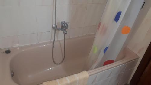 een wit bad met een douchegordijn in de badkamer bij Villa Consuelo in Cambrils