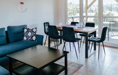 - un salon avec un canapé, une table et des chaises dans l'établissement Beautiful Home In Male Gacno With Kitchen, à Małe Gacno