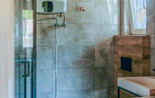 La salle de bains est pourvue d'une douche et d'un lavabo. dans l'établissement Beautiful Home In Male Gacno With Kitchen, à Małe Gacno
