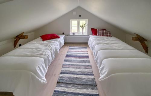 מיטה או מיטות בחדר ב-Beautiful Home In Habo With Kitchen