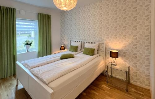 Ένα ή περισσότερα κρεβάτια σε δωμάτιο στο Lovely Home In Kumla With Kitchen