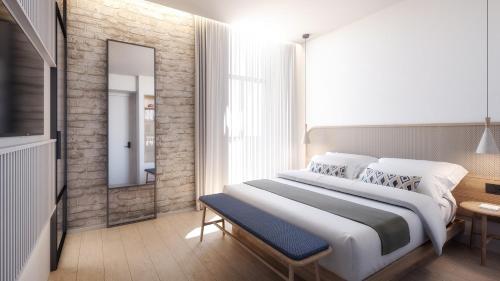1 dormitorio con 1 cama grande y espejo en Hotel Serawa Alicante, en Alicante