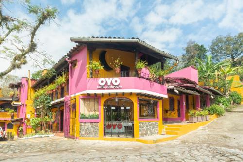 un edificio colorido al lado de una calle en OYO Hotel Coyopolan, en Xico