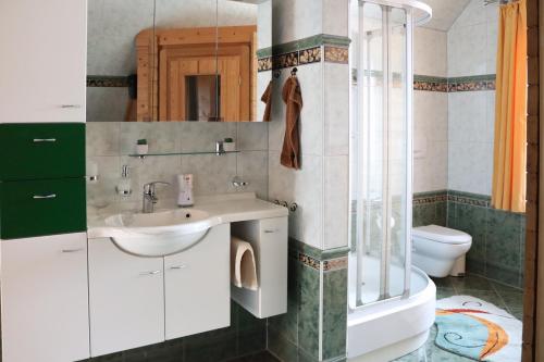 a bathroom with a sink and a toilet at Ferienwohnung -Villa Am Stadtpark- Blankenburg mit Balkon und Sauna in Blankenburg