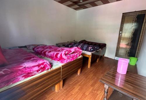 Postel nebo postele na pokoji v ubytování Tribhuvan Cottage by StayApart