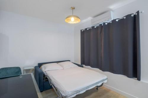 een ziekenhuiskamer met een bed en een raam bij 1 Bedroom#Haussmann#Amazing view#EffeilTower#AC in Parijs