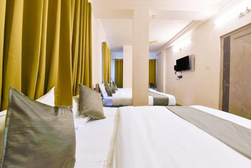 En eller flere senge i et værelse på Hotel Star Monika