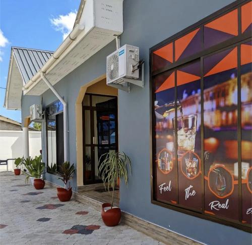 une façade de bâtiment avec de grandes fenêtres dans l'établissement Rest Inn Lounge & Lodge, à Dar es Salaam