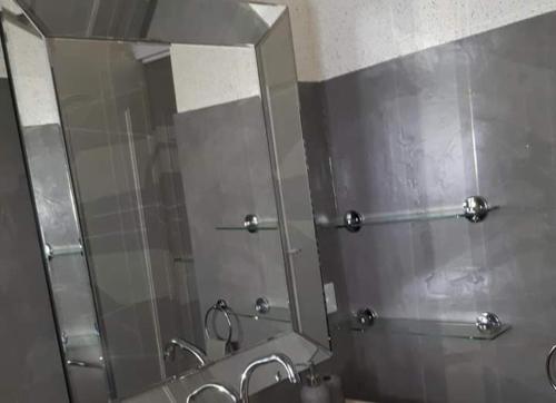 ein Badezimmer mit zwei Waschbecken und einem großen Spiegel in der Unterkunft Gite Bleu Brittany near Dinan in Plumaudan