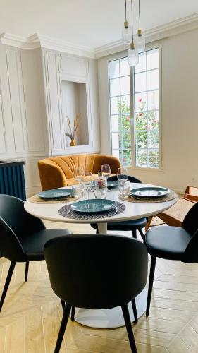 une salle à manger avec une table et quelques chaises dans l'établissement Appartement Apollinaire au cœur de Lorient, à Lorient
